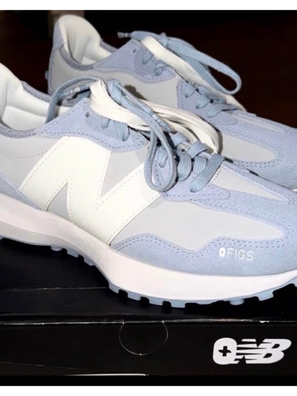 FIGS NWT New Balance 327 light dusty blue - Picture 3 of 8